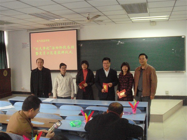 六合彩网上投注app
领导和部分获奖教师合影